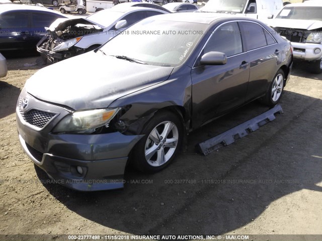 4T1BK3EK8BU132056 - 2011 TOYOTA CAMRY SE/LE/XLE ნაცრისფერი ფოტო 2