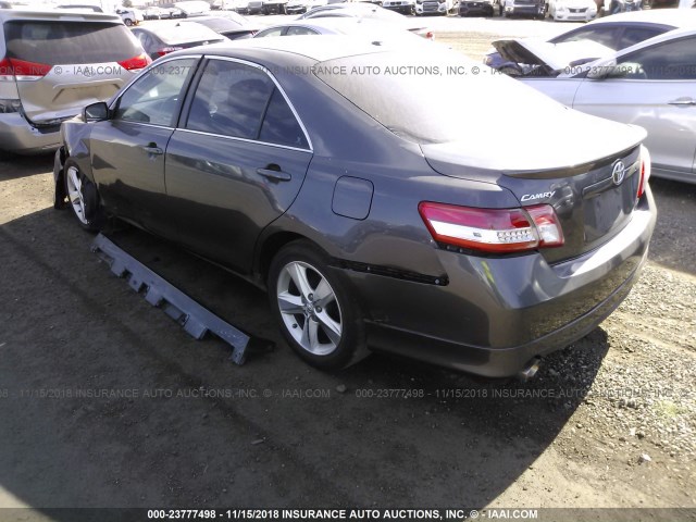 4T1BK3EK8BU132056 - 2011 TOYOTA CAMRY SE/LE/XLE ნაცრისფერი ფოტო 3