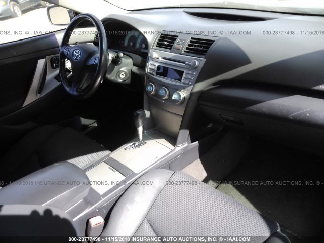 4T1BK3EK8BU132056 - 2011 TOYOTA CAMRY SE/LE/XLE ნაცრისფერი ფოტო 5