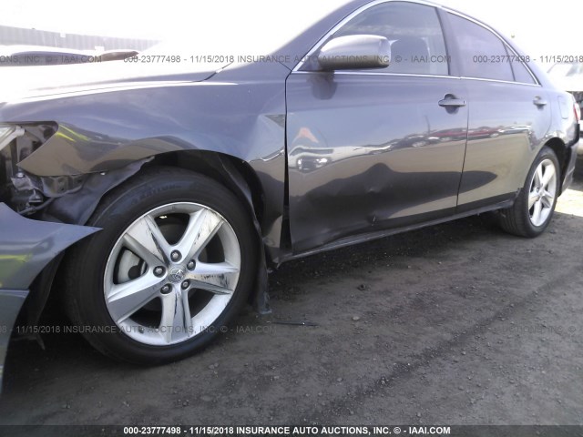 4T1BK3EK8BU132056 - 2011 TOYOTA CAMRY SE/LE/XLE ნაცრისფერი ფოტო 6