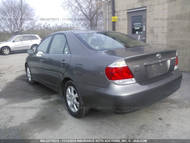 4T1BE30K45U532585 - 2005 TOYOTA CAMRY LE/XLE/SE GRAY photo 3