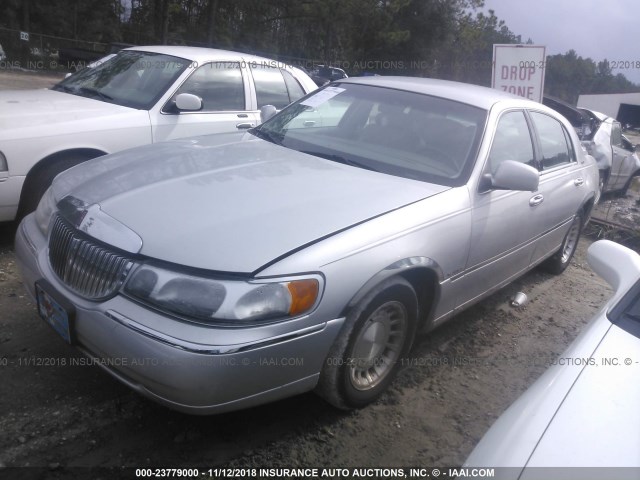 1LNHM81W0YY832262 - 2000 LINCOLN TOWN CAR EXECUTIVE Серебристый фото 2