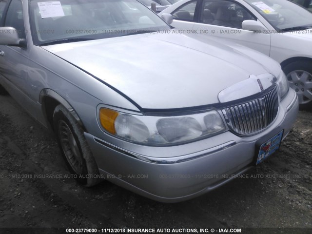 1LNHM81W0YY832262 - 2000 LINCOLN TOWN CAR EXECUTIVE SILVER photo 6