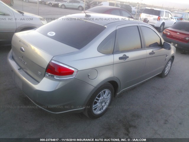 1FAHP35N48W267483 - 2008 FORD FOCUS SE/SEL/SES SILVER photo 4