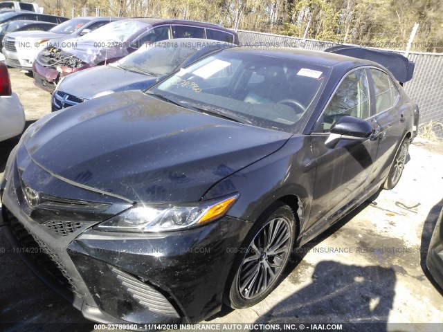 4T1B11HK7JU010967 - 2018 TOYOTA CAMRY L/LE/XLE/SE/XSE BLACK photo 2