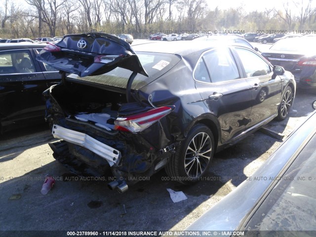 4T1B11HK7JU010967 - 2018 TOYOTA CAMRY L/LE/XLE/SE/XSE BLACK photo 4