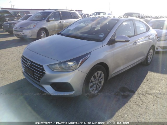 3KPC24A33KE042566 - 2019 HYUNDAI ACCENT SE/SEL SILVER photo 2