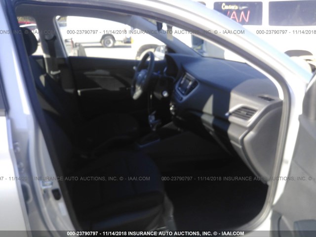 3KPC24A33KE042566 - 2019 HYUNDAI ACCENT SE/SEL SILVER photo 5