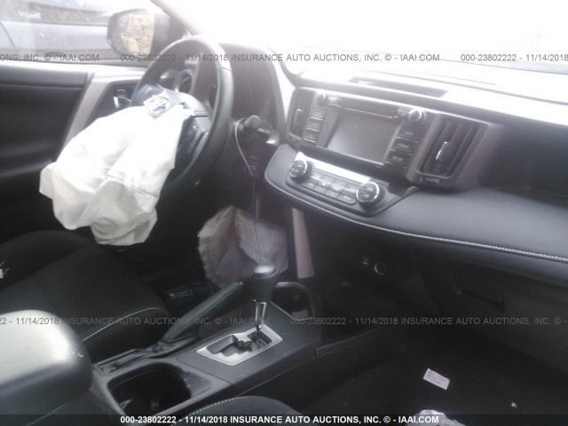 2T3WFREV0JW475422 - 2018 TOYOTA RAV4 ADVENTURE/XLE 灰色 照片 5