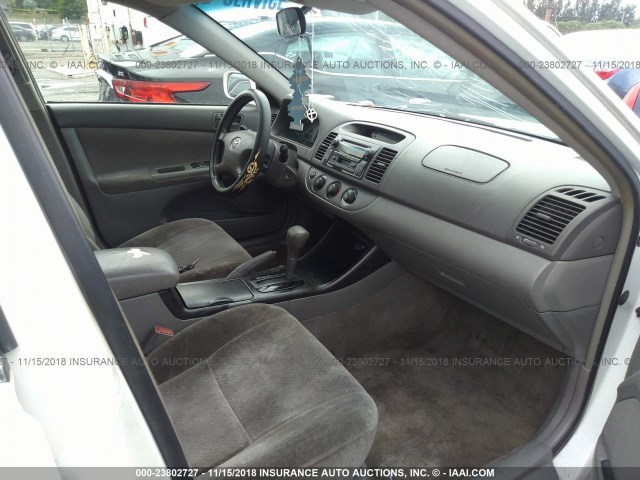 JTDBE32K130171886 - 2003 TOYOTA CAMRY LE/XLE Ақ фото 5