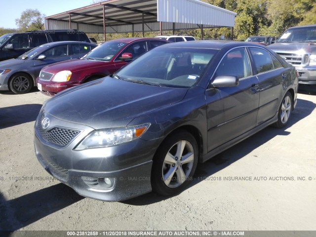 4T1BF3EK9BU229304 - 2011 TOYOTA CAMRY SE/LE/XLE GRAY photo 2