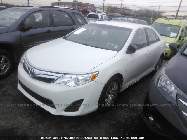 4T1BD1FK0EU099183 - 2014 TOYOTA CAMRY HYBRID/LE/XLE WHITE photo 2