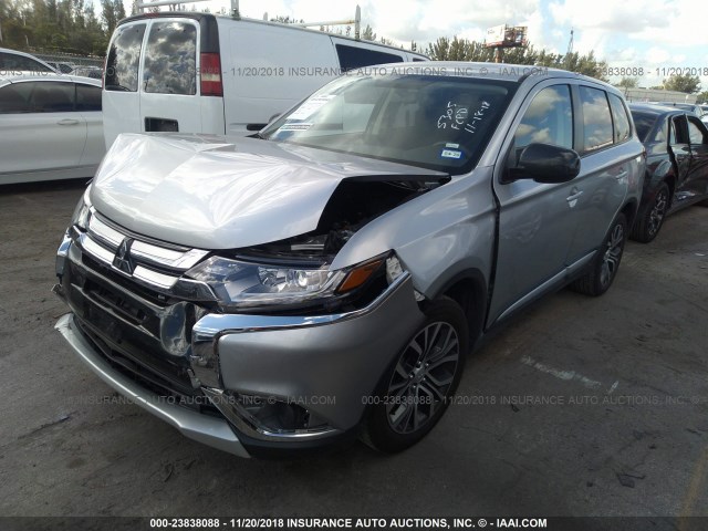 JA4AD2A30JZ053057 - 2018 MITSUBISHI OUTLANDER ES ვერცხლისფერი ფოტო 2