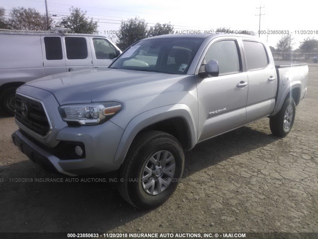 5TFAZ5CN8JX062494 - 2018 TOYOTA TACOMA DBL CAB/SR5/TRD SPORT/OR SILVER photo 2