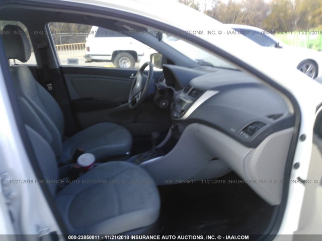 KMHCT5AE3HU325561 - 2017 HYUNDAI ACCENT SE WHITE photo 5