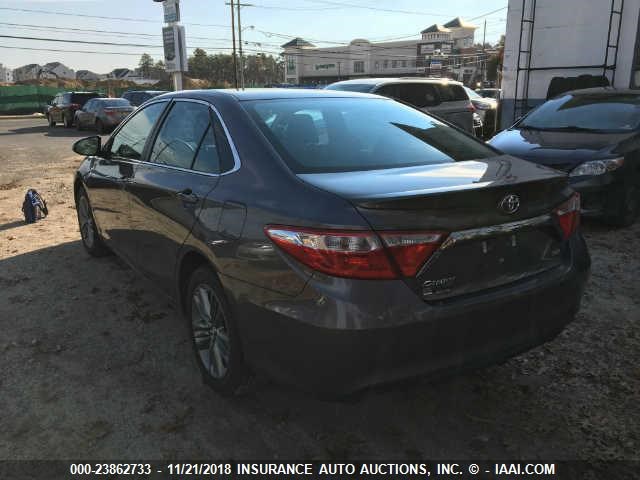 4T1BF1FKXHU671407 - 2017 TOYOTA CAMRY LE/XLE/SE/XSE GRAY photo 3