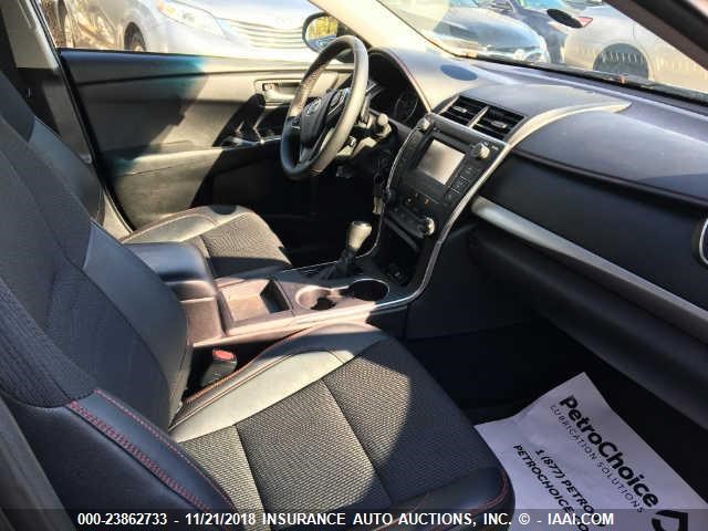 4T1BF1FKXHU671407 - 2017 TOYOTA CAMRY LE/XLE/SE/XSE GRAY photo 5