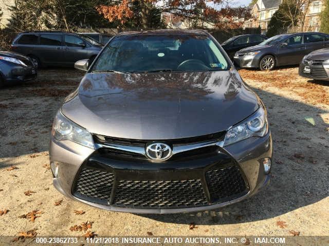 4T1BF1FKXHU671407 - 2017 TOYOTA CAMRY LE/XLE/SE/XSE GRAY photo 6