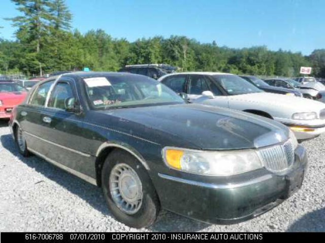 1LNHM81W11Y658322 - 2001 LINCOLN TOWN CAR EXECUTIVE GREEN photo 1